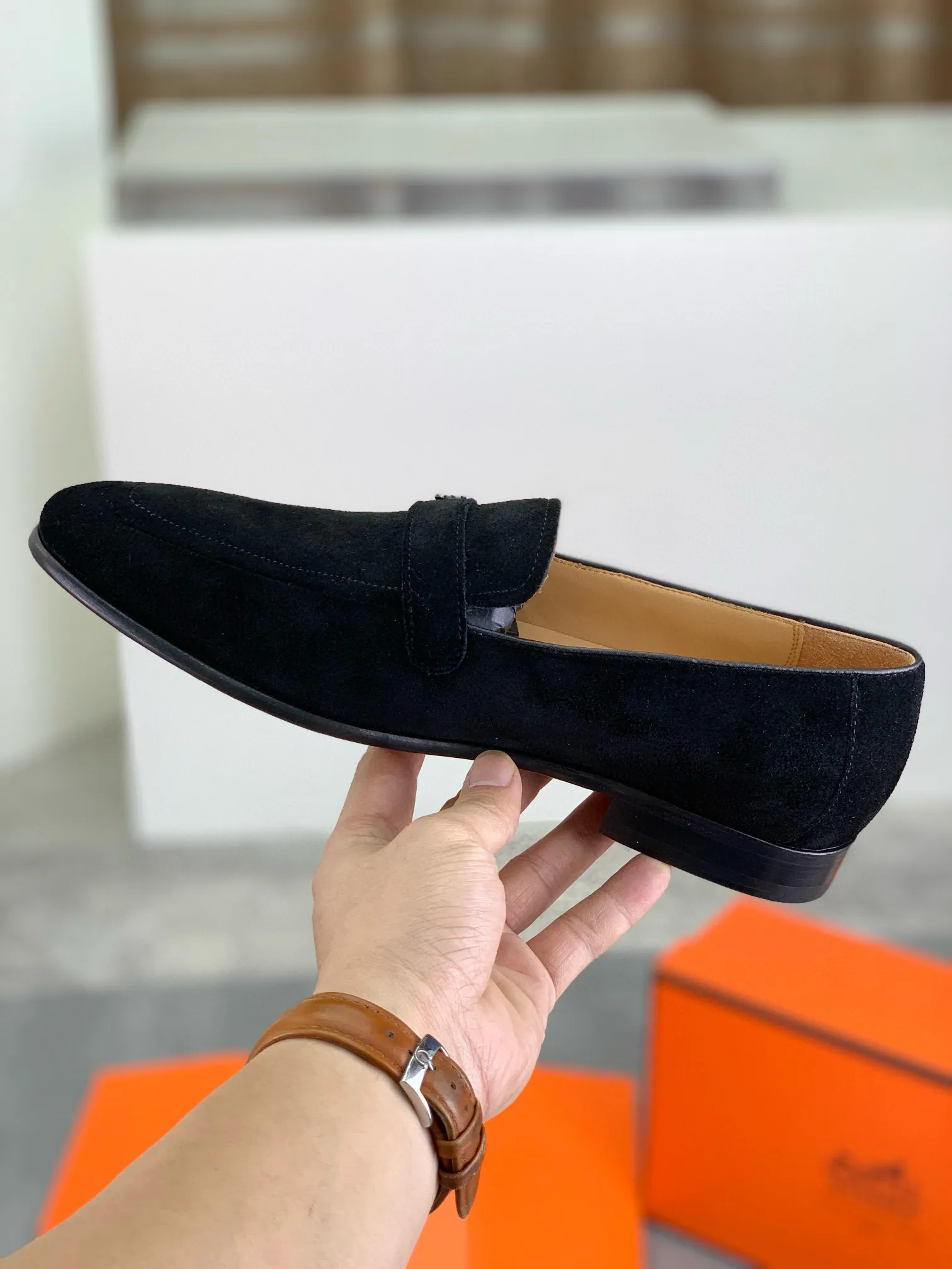 Factory price P960 💰Top version 💎💎💎 Original leather outsole Brand: Hermès (Hermès) Standard code: Men's size 39-44 (38, 45 can be customized) Grade: Same as the official website Original quality materials: Original soft calfskin Water-dyed cowhide lining Original Italian leather outsole Style categories: Men's fashion Formal casual leather shoes Slip-on men's shoes series Young fashion European and American trends, British style, colors: multiple options, counter packaging